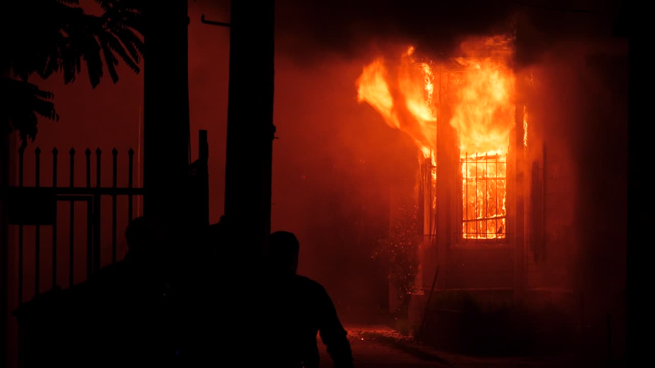 건물 창밖으로 불길이 치솟는다