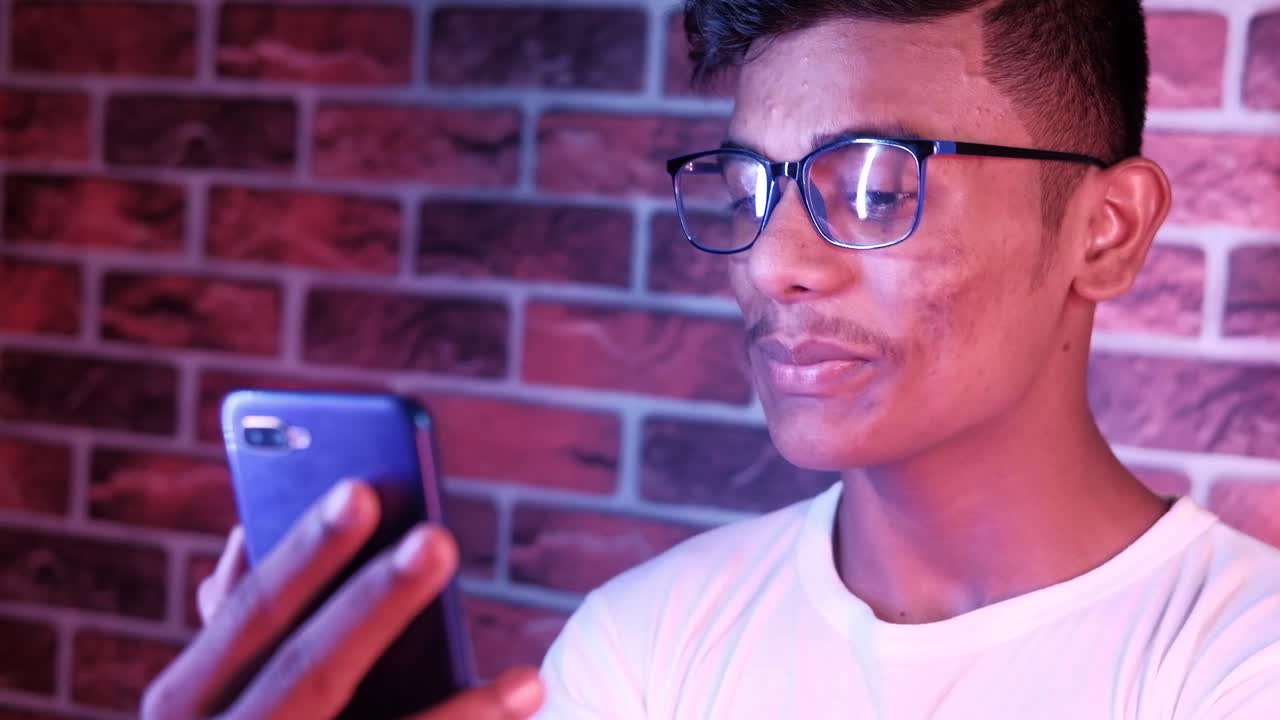 joven con smartphone