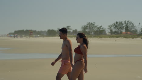 Linda-Pareja-Caminando-Por-La-Playa