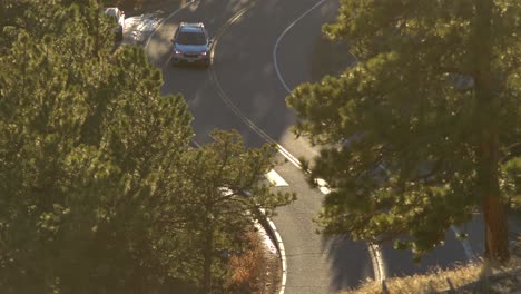 Vista-Aérea-De-La-Conducción-De-Automóviles-En-Las-Montañas