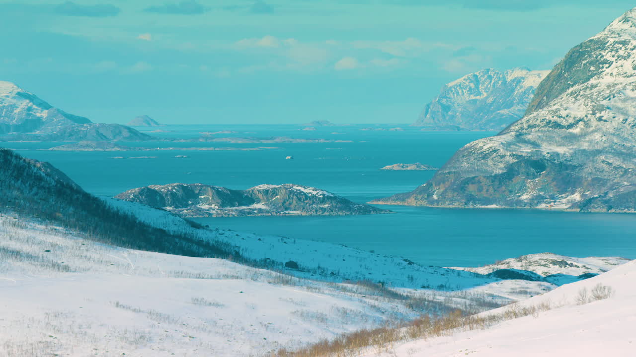 긴 렌즈가 노르웨이 트롬비크를 향해 계곡 아래로 쐈습니다.