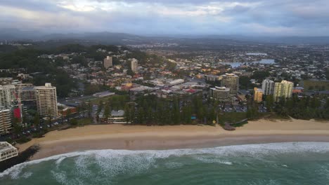 Estructuras-Hoteleras-En-El-Paseo-Marítimo-De-La-Playa-De-Burleigh-Con-Una-Vista-Lejana-Del-Lago-Burleigh