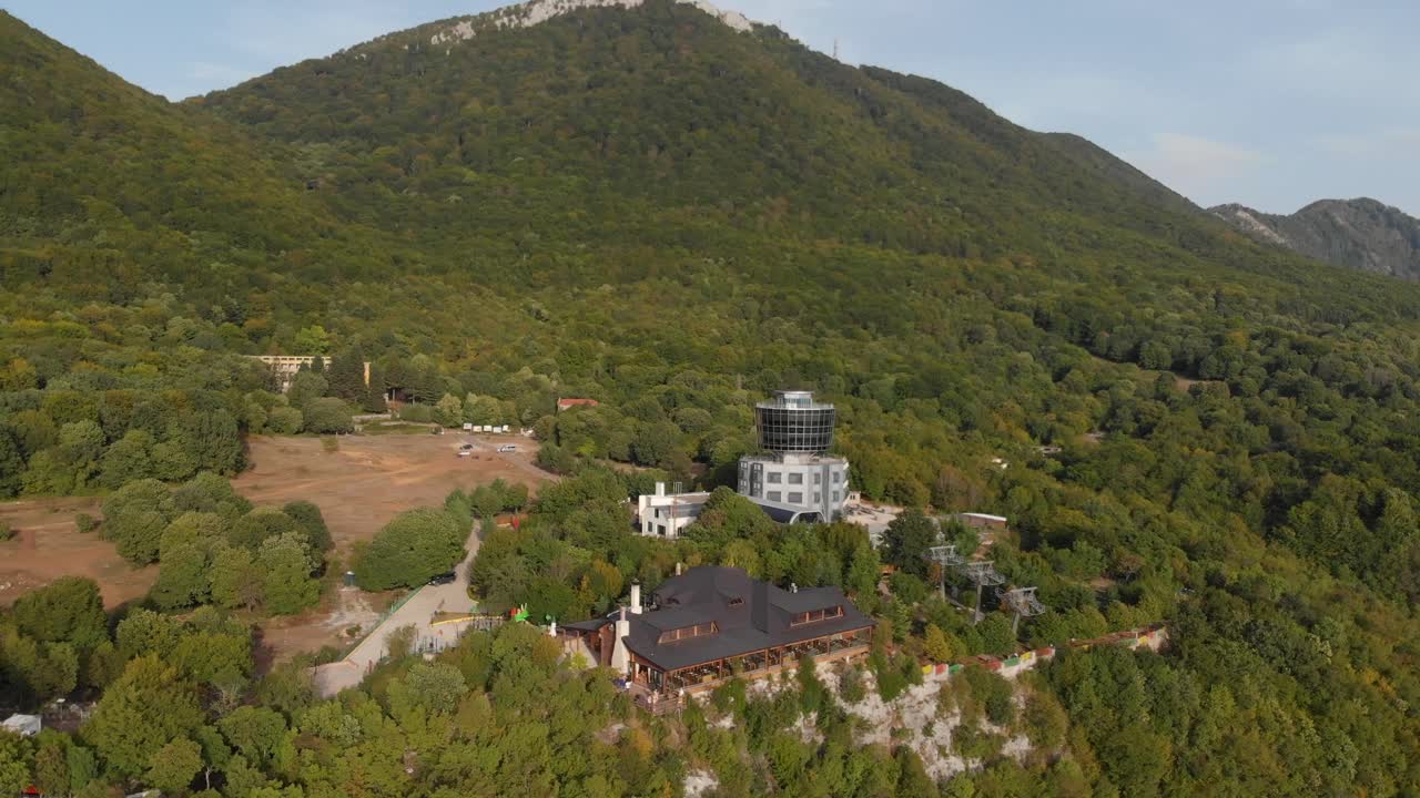 vuelo de drones sobre el observatorio en la cima de la montaña dajti cerca de tirana en albania