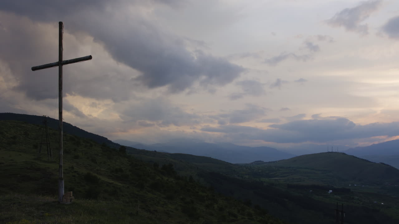 gran cruz de madera en la colina contra el cielo nublado en akaltsikhe