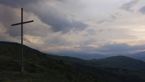 Großes-Holzkreuz-Auf-Einem-Hügel-Vor-Dem-Dämmernden-Bewölkten-Himmel-In-Akaltziche