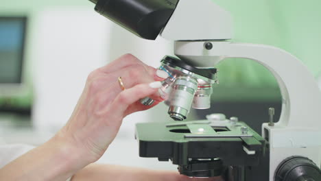 científico usando un microscopio en un laboratorio