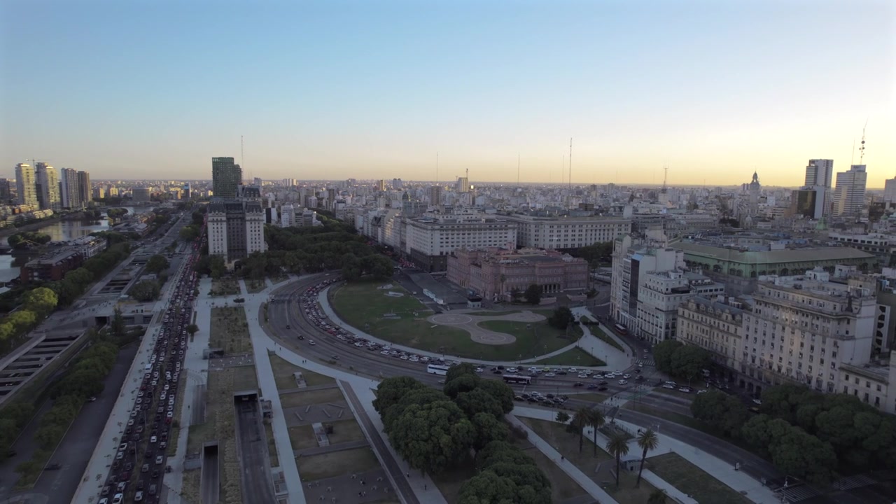 Vista aerea con drone 4K di Puerto Madero e Casa Rosada a Buenos Aires, Argentina. Un moderno lungomare che si fonde con lo storico palazzo presidenziale della città e lo skyline urbano.