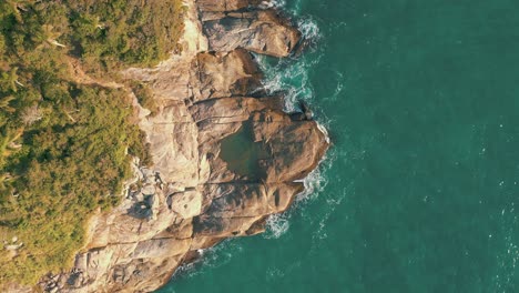 Natürlicher-Pool-Von-Oben-Nach-Unten-Aussicht-Paradies-Felsige-Küste