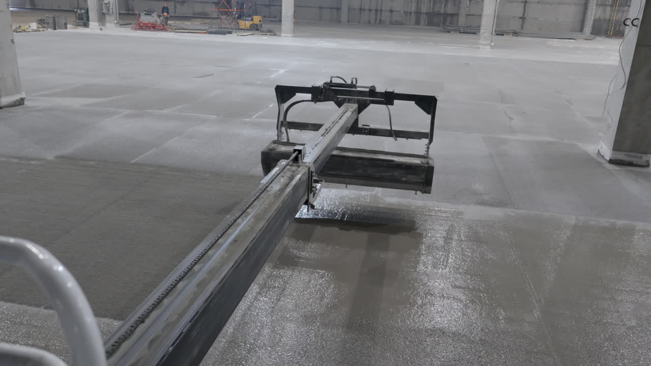 대형 산업 건물의 콘크리트 바닥을 부어