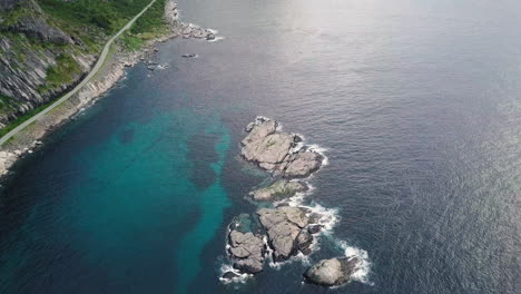 從深藍色水域的景色,到岩石島,到海邊的山景