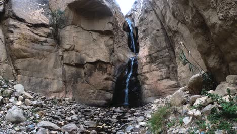 hermosa cascada estrecha en la montaña rocosa peruana