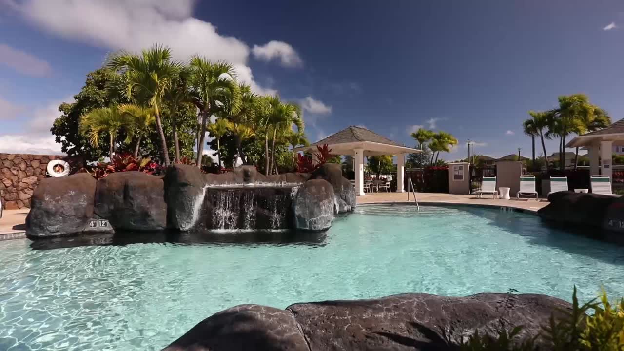 seguimiento lejos de la cascada junto a la piscina