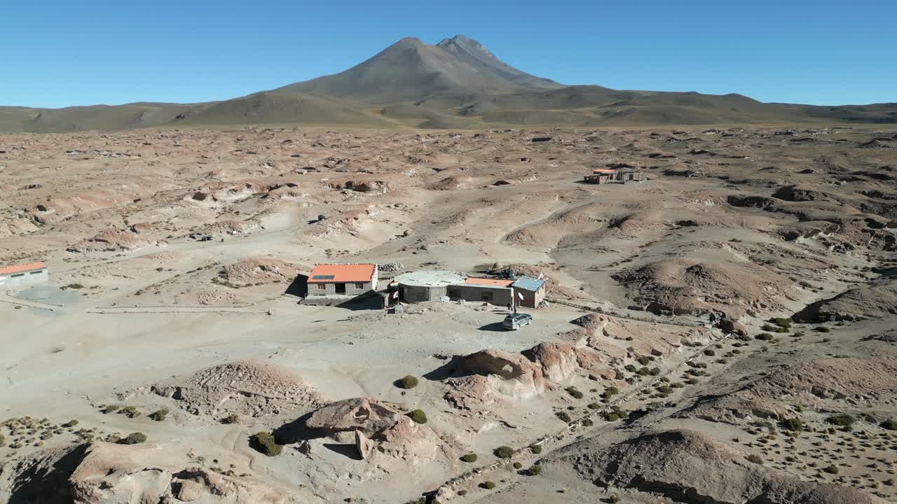 vista aérea de una cabaña en el paisaje desierto de salar de uyuni y al pie del volcán thunupa, bolivia, méxico, ee.uu.
