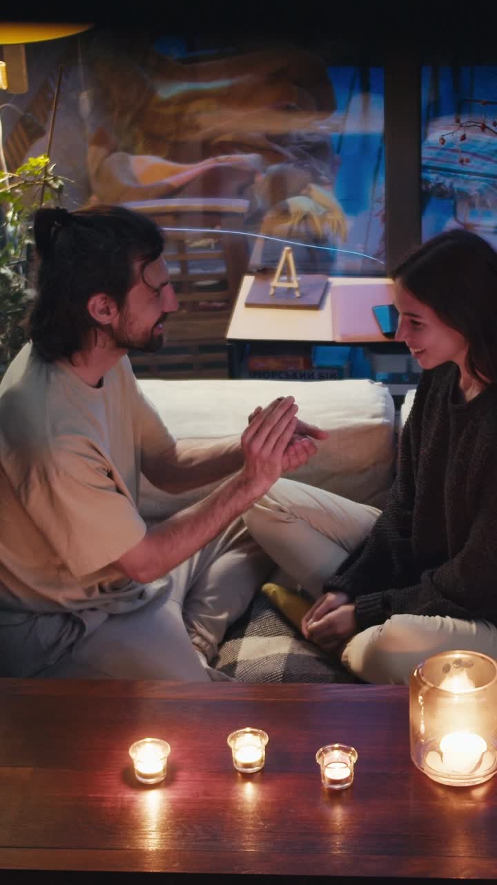 집 에서 편안 한 저녁 을 즐기는 부부