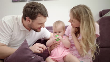 Familia-Feliz-Jugando-Juntos.-Familia-Alegre-Con-Abrazo-De-Bebé