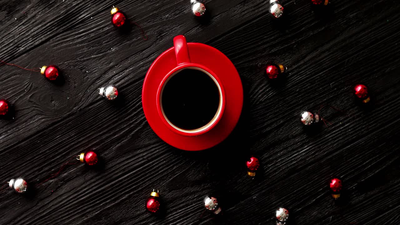 뜨거운 음료 주위에 크리스마스 구슬