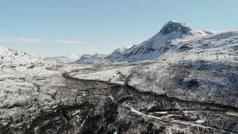 Filmische-Zeitlupenantenne-Einer-Verschneiten-Berglandschaft