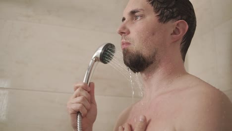 hombre tomando una ducha.