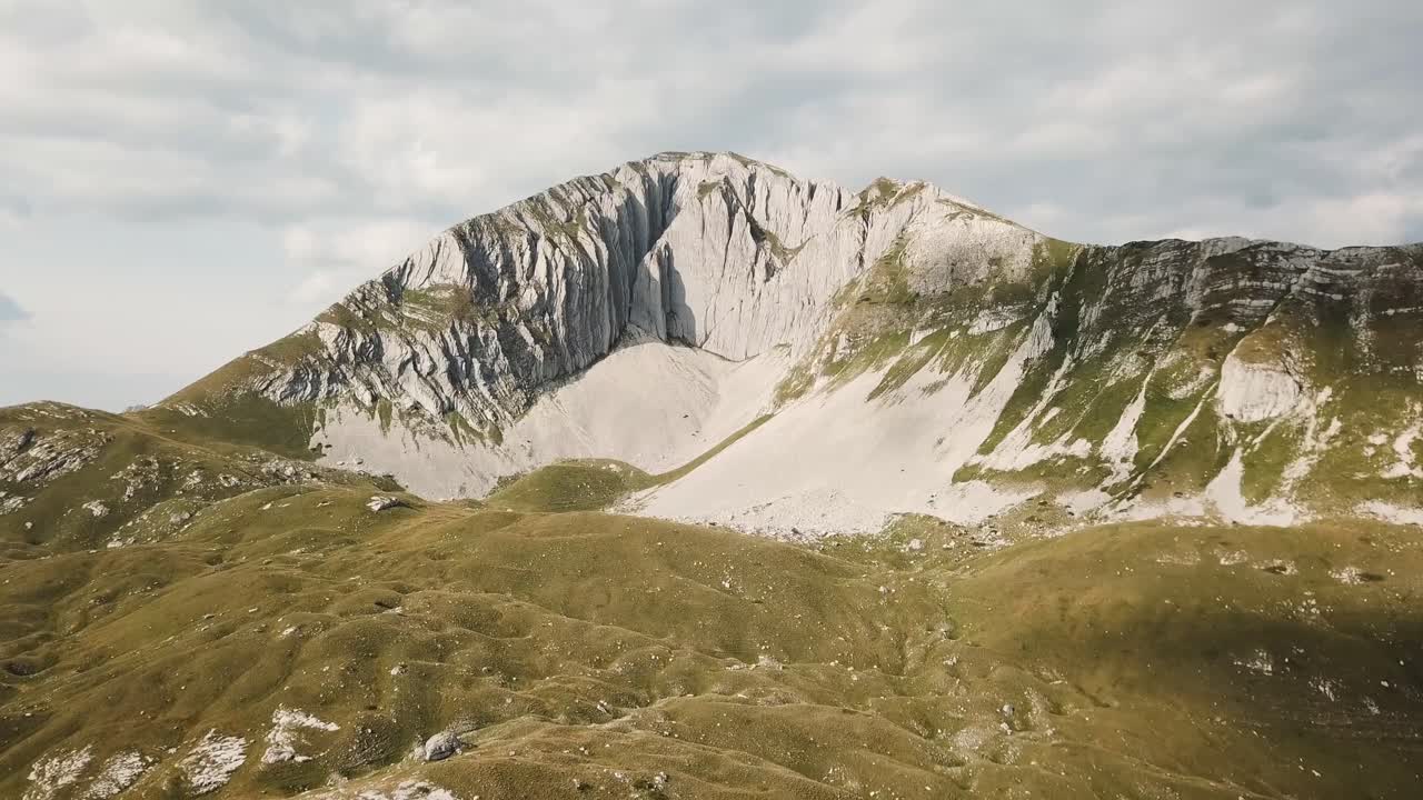 majestuoso paisaje de picos de montañas y valles
