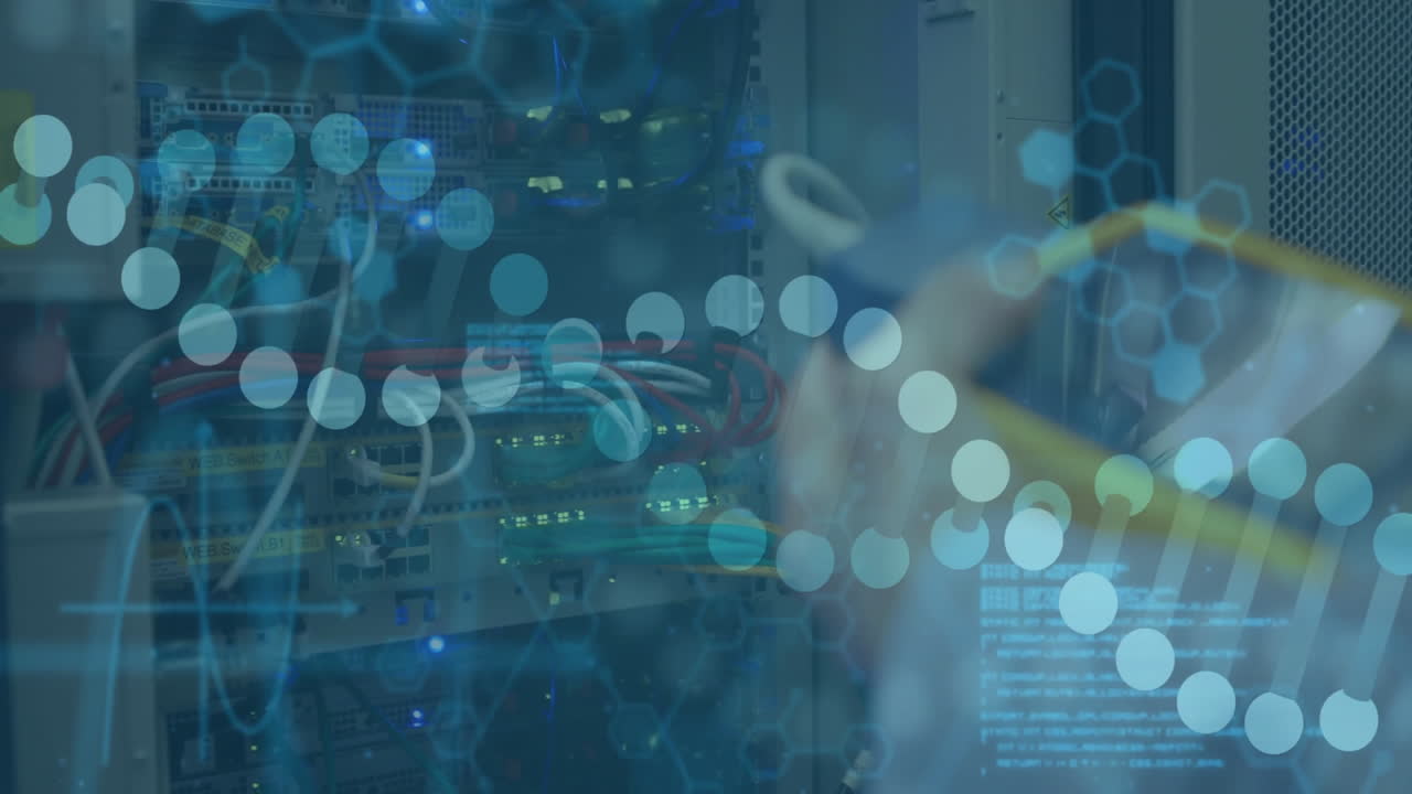 animación de procesamiento de datos sobre la sala del servidor con cables y equipos