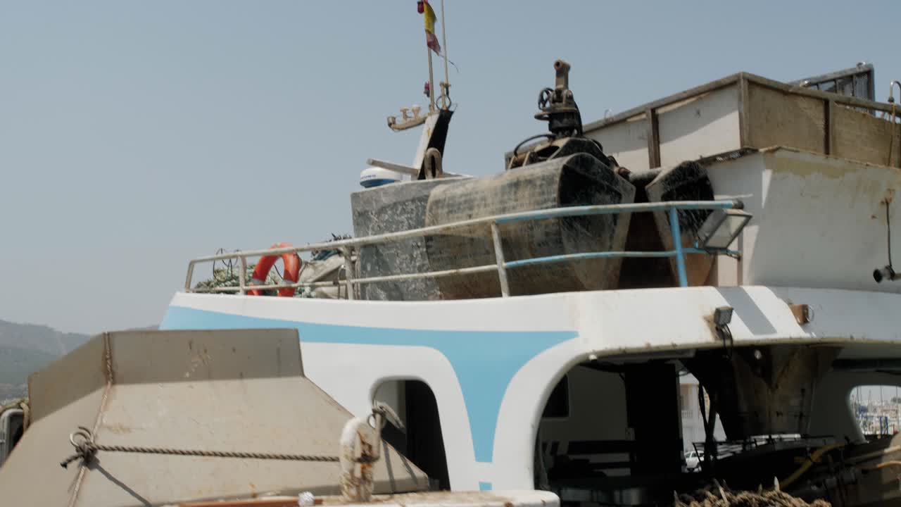 Ripresa cinematografica di una nave da lavoro mediterranea ai moli