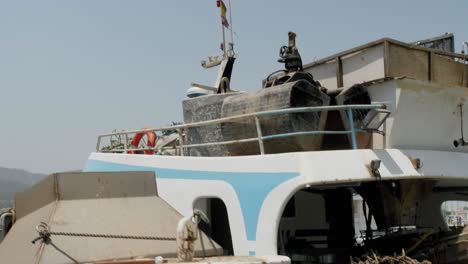 Toma-Cinematográfica-De-Un-Barco-De-Trabajo-Mediterráneo-En-Los-Muelles