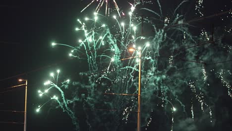 una sinfonía de explosiones crujientes llena el aire mientras los fuegos artificiales encienden la noche con su brillo.
