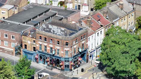 Pub-on-street-corner-in-London,-United-Kingdom