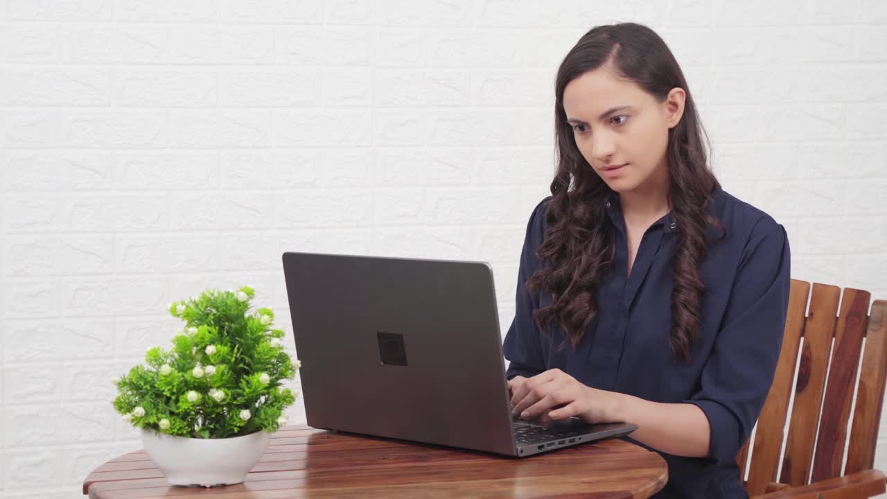 chica india trabajando en un café