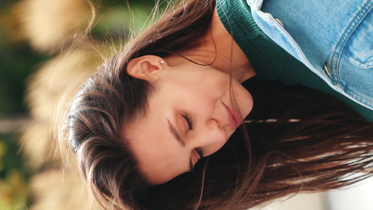 mujer de cabello marrón con un suéter verde