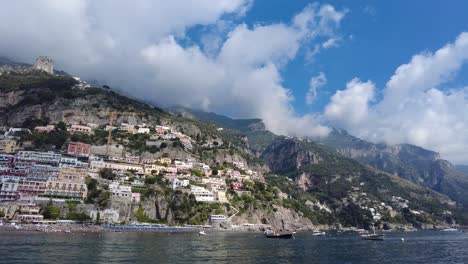 la ciudad montañosa de positano en la costa de amalfi vista mientras navegaba por el mar mediterráneo en italia