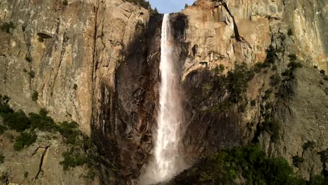 imágenes cinematográficas de drones aéreos que capturan las impresionantes caídas del velo nupcial en el parque nacional de yosemite