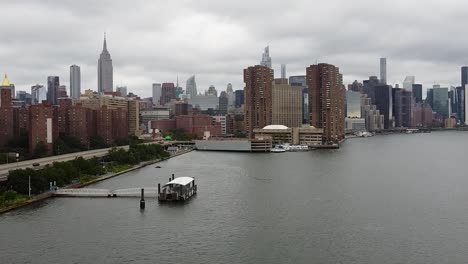 Empire-State-Building-Y-El-Horizonte-De-La-Ciudad-De-Nueva-York-En-Un-Día-Nublado