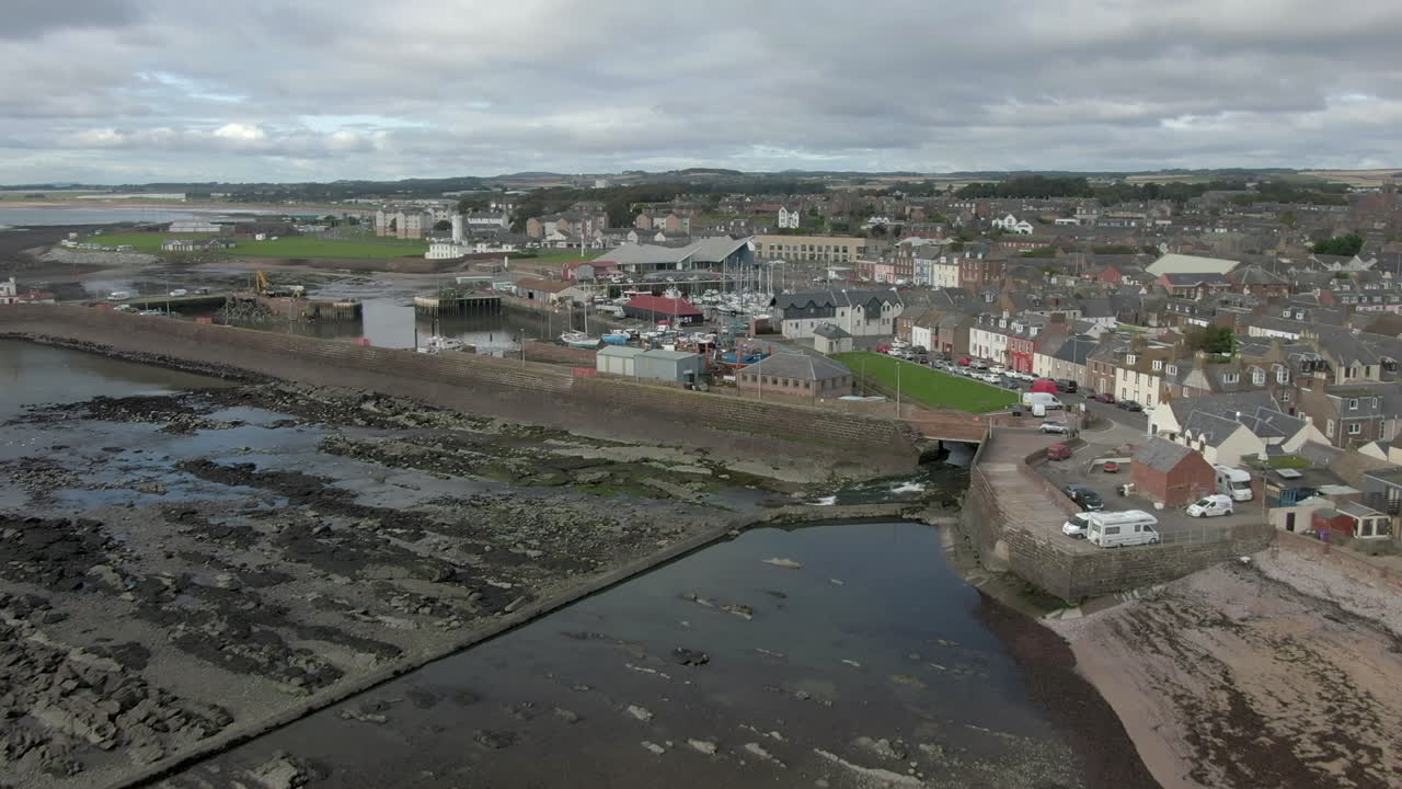 Eine Luftaufnahme des Hafens und der Stadt Arbroath an einem bewölkten Tag