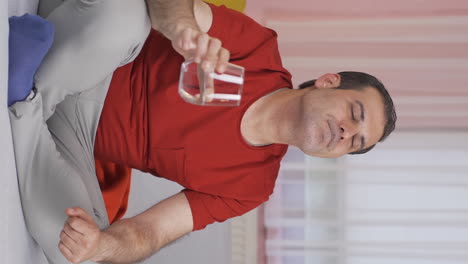 Video-Vertical-Del-Hombre-Que-Consume-Agua.