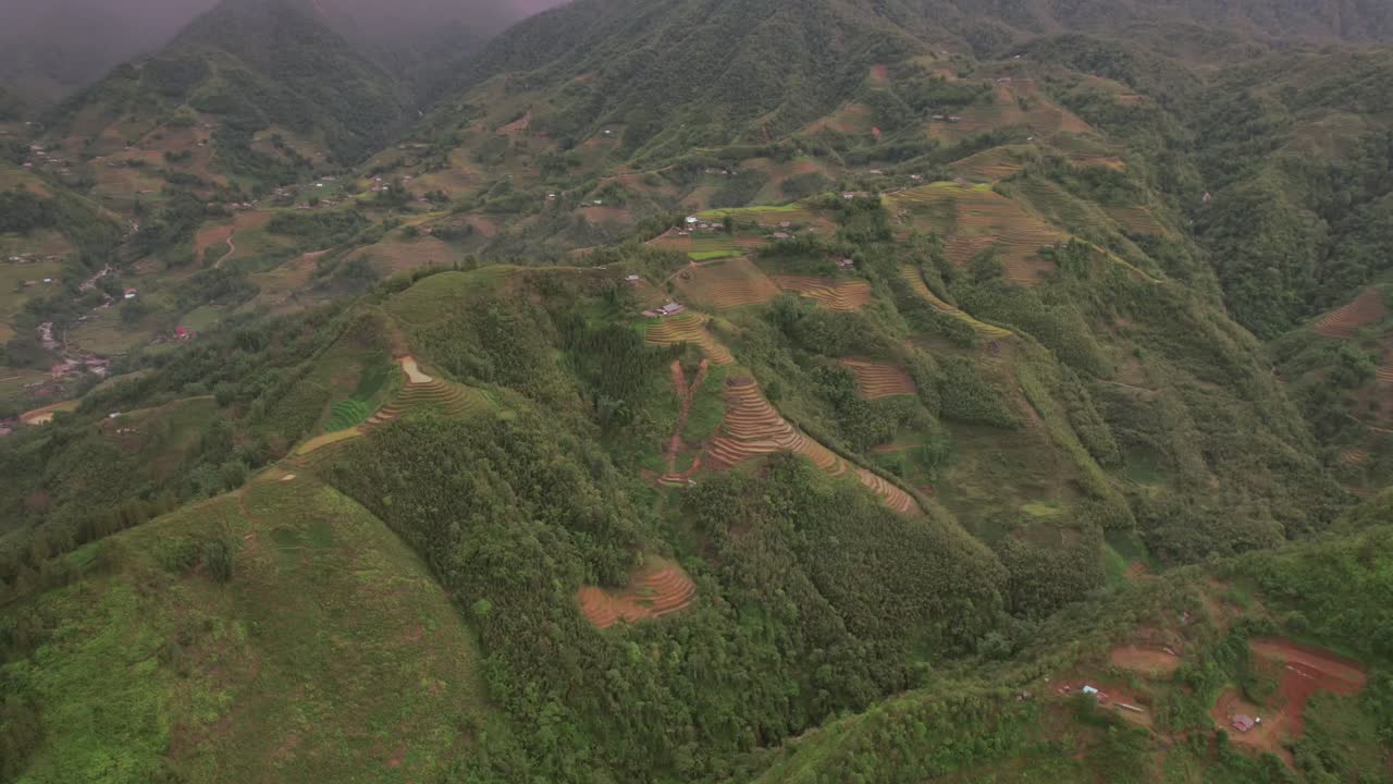 vista aérea de un avión no tripulado de la ladera terrazada de sapa