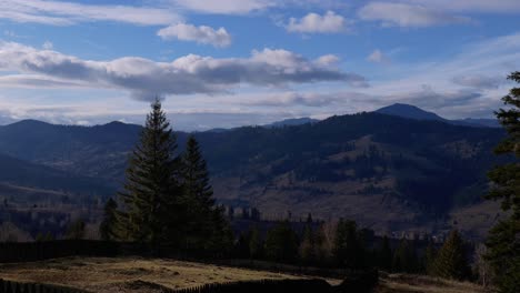 Wolken,-Die-In-Der-Abenddämmerung-Langsam-über-Den-Wald-Auf-Den-Bergen-Gleiten