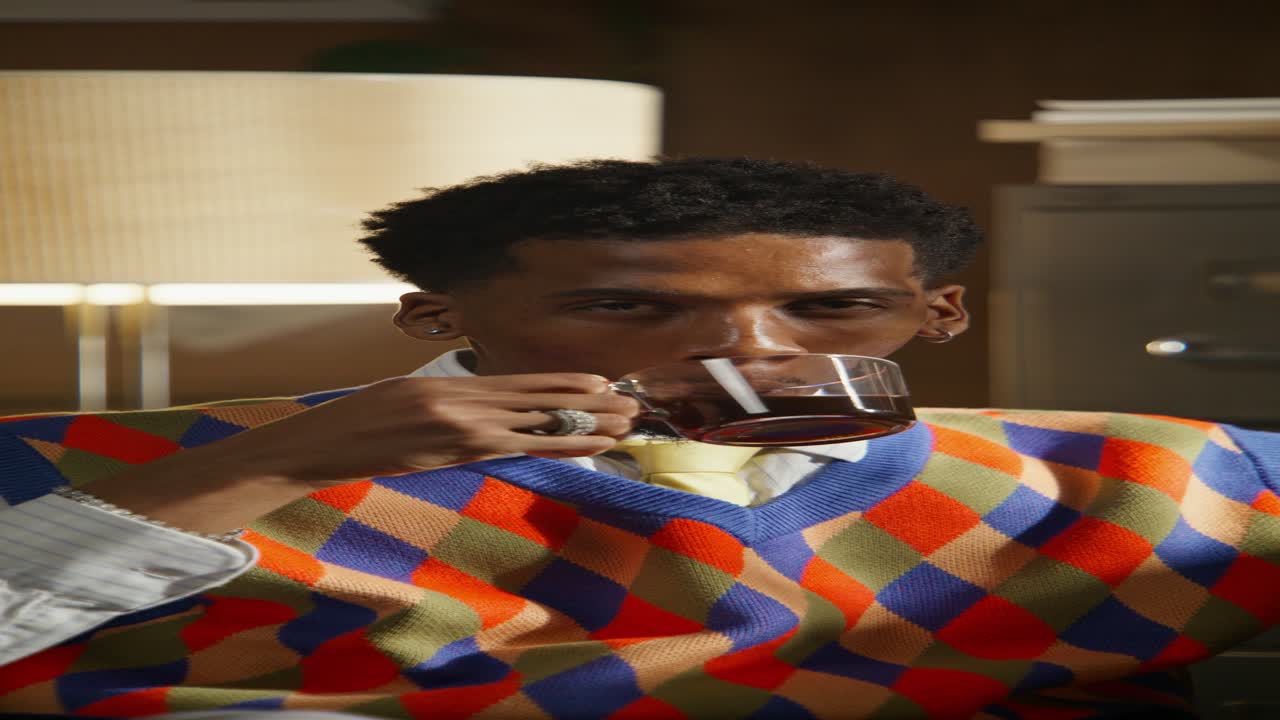 hombre bebiendo café en la oficina