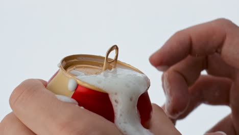 Opening-metal-beer-can-with-foam-splashes-in-super-slow-motion-close-up.