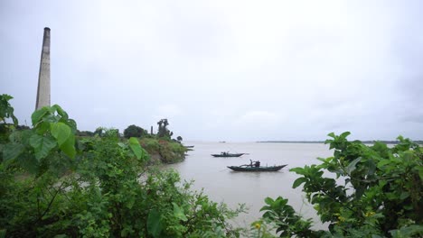 El-Barco-Estaba-En-La-Orilla-Del-Río