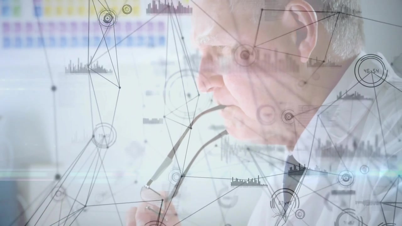 Laboratorieforsker pauser skriving og justerer brillene mens han analyserer et fargekart på en bærbar datamaskin med et data-HUD.