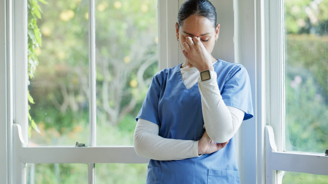 窓 頭痛 ストレスを感じる看護師