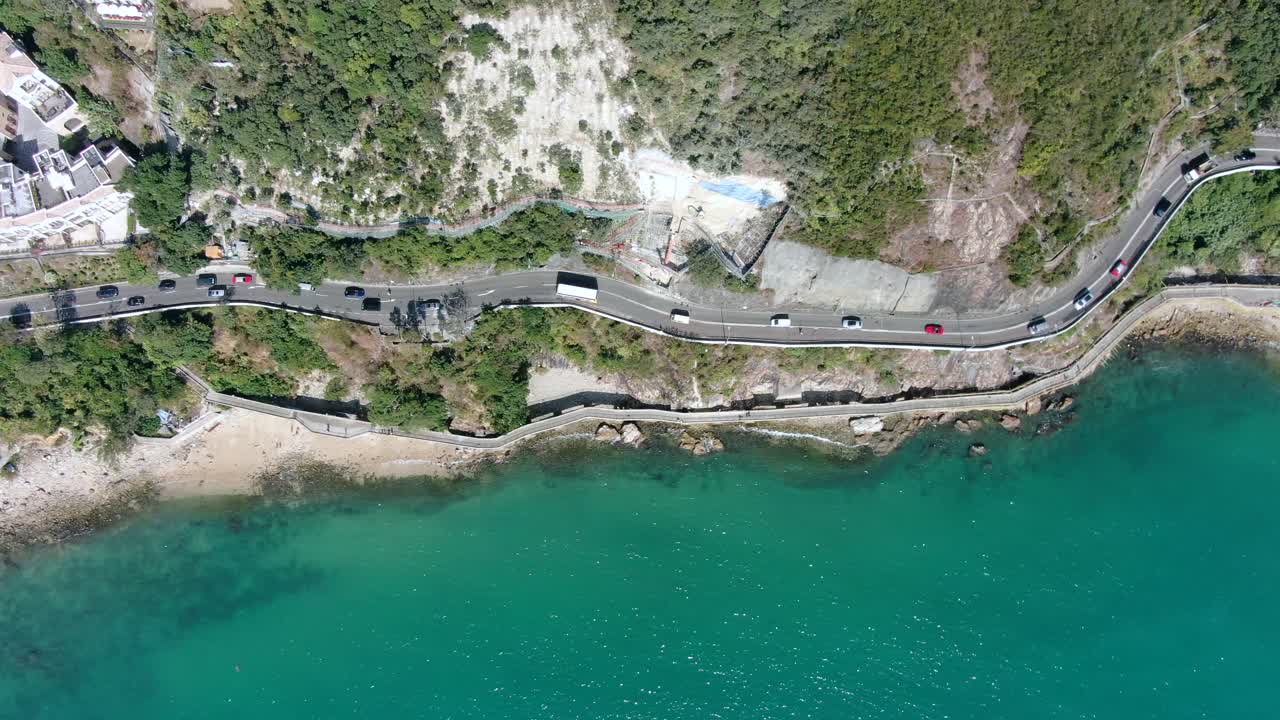 교통과 잔잔한 청록색 물이 있는 홍콩 베이 해안 도로, 공중 전망