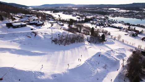 Skifahrer-Auf-Einer-Wunderschönen-Norwegischen-Piste