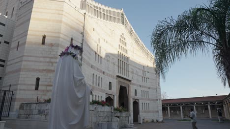 Tilt-from-Basilica-entrance-to-statue-of-Mary-in-courtyard-in-Nazareth