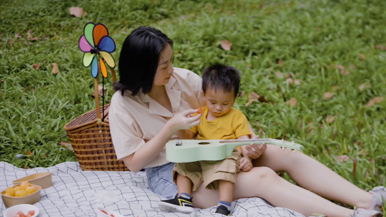madre e hijo en el parque