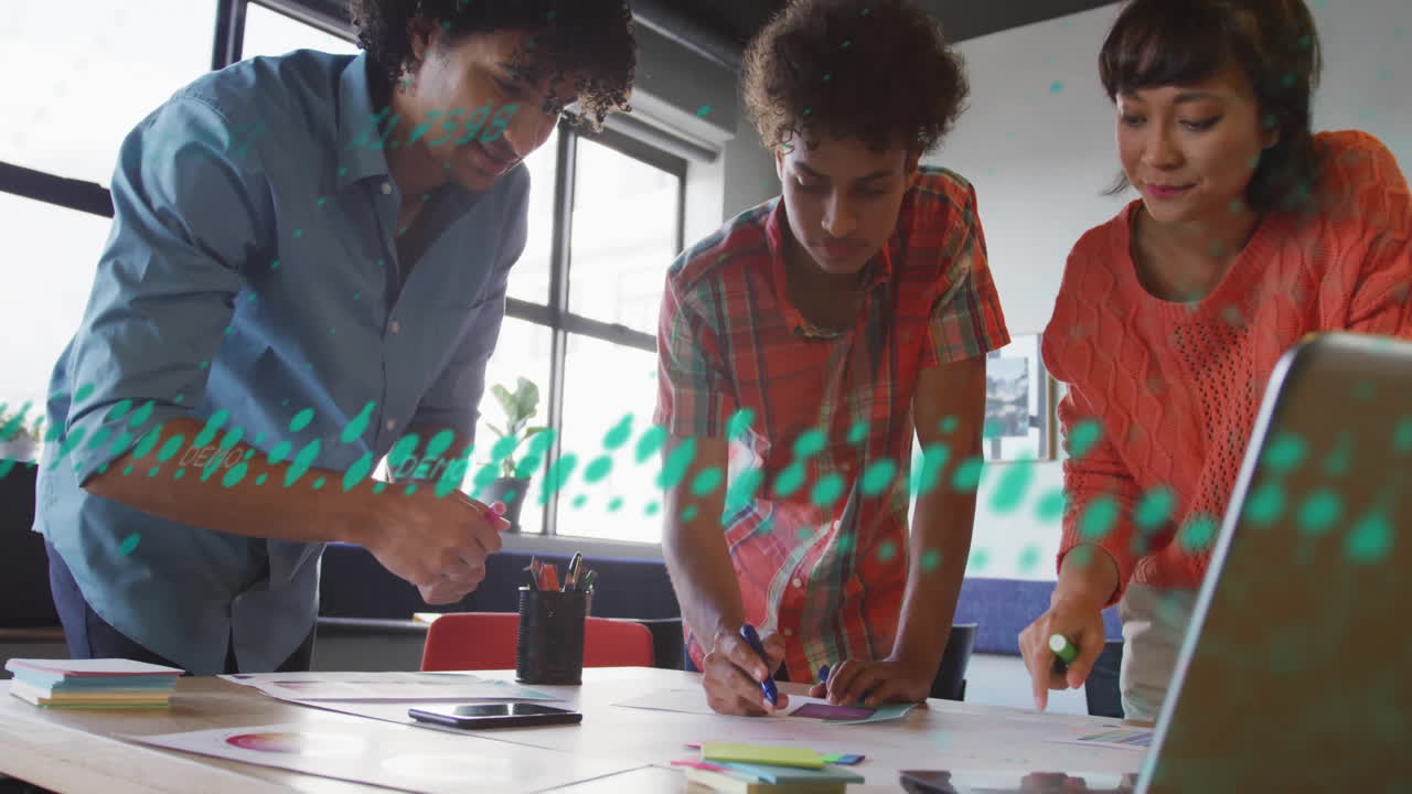 animación del procesamiento de datos financieros sobre diversas personas de negocios en la oficina