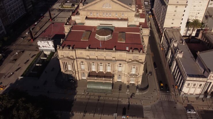 Ripresa aerea del famoso Teatro dell'Opera Colón a Buenos Aires illuminato dalla luce del sole