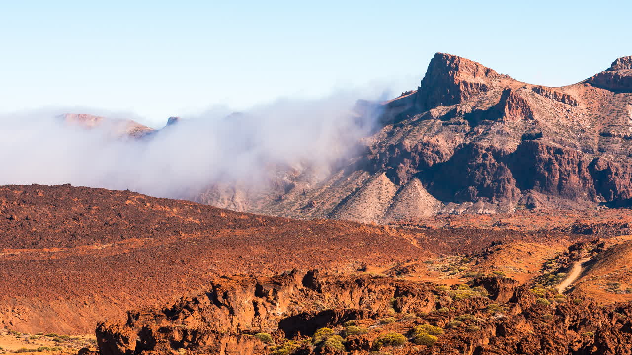 alrededores del volcán teide y vistas del paisaje con nubes en tenerife, islas canarias