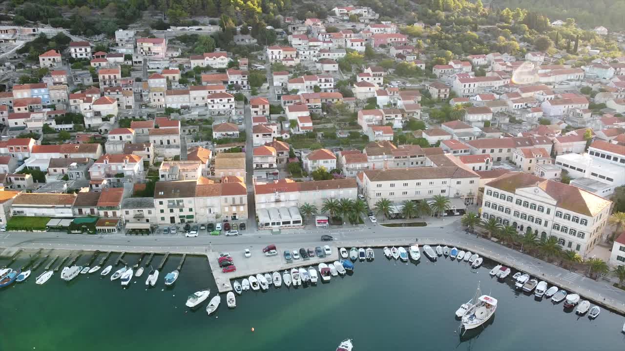 movimiento lateral de gran altitud a la izquierda con un dron sobre la ciudad vieja en croacia en un puerto con barcos